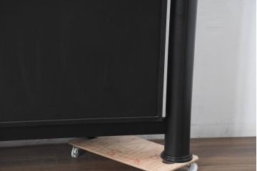 中古　美品　イタリア製　i4MARIANI(クアトロ・マリアーニ)　本革(レザー)　機能的でスタイリッシュなサイドボード(サイドキャビネット、収納棚、戸棚、リビングボード)(定価約200万円)(R-084408)