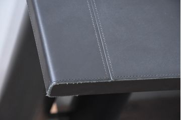 中古　美品　イタリア製　i4MARIANI(クアトロ・マリアーニ)　本革(レザー)　機能的でスタイリッシュなサイドボード(サイドキャビネット、収納棚、戸棚、リビングボード)(定価約200万円)(R-084408)