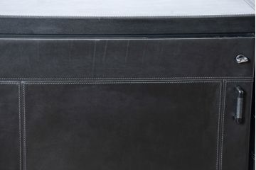 中古　美品　イタリア製　i4MARIANI(クアトロ・マリアーニ)　本革(レザー)　機能的でスタイリッシュなサイドボード(サイドキャビネット、収納棚、戸棚、リビングボード)(定価約200万円)(R-084408)
