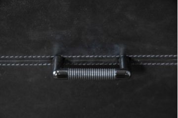 中古　美品　イタリア製　i4MARIANI(クアトロ・マリアーニ)　本革(レザー)　機能的でスタイリッシュなサイドボード(サイドキャビネット、収納棚、戸棚、リビングボード)(定価約200万円)(R-084408)