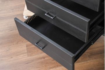 中古　美品　イタリア製　i4MARIANI(クアトロ・マリアーニ)　本革(レザー)　機能的でスタイリッシュなサイドボード(サイドキャビネット、収納棚、戸棚、リビングボード)(定価約200万円)(R-084408)