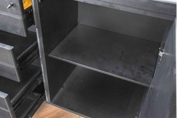 中古　美品　イタリア製　i4MARIANI(クアトロ・マリアーニ)　本革(レザー)　機能的でスタイリッシュなサイドボード(サイドキャビネット、収納棚、戸棚、リビングボード)(定価約200万円)(R-084408)