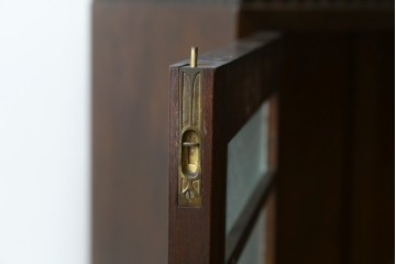 和製アンティーク　昭和レトロ　樺(カバ)材　意匠にこだわりを感じる作りの良い本箱　(R-084413)