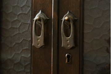 和製アンティーク　昭和レトロ　樺(カバ)材　意匠にこだわりを感じる作りの良い本箱　(R-084413)