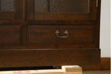 和製アンティーク　昭和レトロ　樺(カバ)材　意匠にこだわりを感じる作りの良い本箱　(R-084413)
