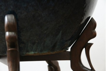 中国　唐木台付き　職人技が光る!美しい海鼠釉(なまこゆう)の特大火鉢　(R-084415)