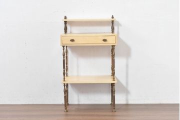 イタリアビンテージ　高級家具　アルド・トゥーラ(ALDO TURA)　仔山羊革張り　優雅な縦ラインを強調する三層構造と繊細な装飾脚が魅力的なサイドキャビネット(コンソールテーブル、サイドテーブル、飾り棚、ヴィンテージ)(R-084416)