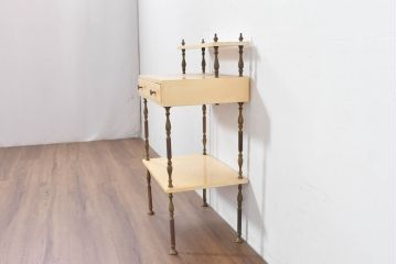 イタリアビンテージ　高級家具　アルド・トゥーラ(ALDO TURA)　仔山羊革張り　優雅な縦ラインを強調する三層構造と繊細な装飾脚が魅力的なサイドキャビネット(コンソールテーブル、サイドテーブル、飾り棚、ヴィンテージ)(R-084416)