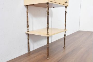 イタリアビンテージ　高級家具　アルド・トゥーラ(ALDO TURA)　仔山羊革張り　優雅な縦ラインを強調する三層構造と繊細な装飾脚が魅力的なサイドキャビネット(コンソールテーブル、サイドテーブル、飾り棚、ヴィンテージ)(R-084416)