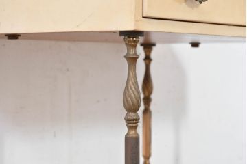 イタリアビンテージ　高級家具　アルド・トゥーラ(ALDO TURA)　仔山羊革張り　優雅な縦ラインを強調する三層構造と繊細な装飾脚が魅力的なサイドキャビネット(コンソールテーブル、サイドテーブル、飾り棚、ヴィンテージ)(R-084416)