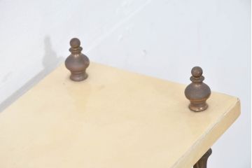 イタリアビンテージ　高級家具　アルド・トゥーラ(ALDO TURA)　仔山羊革張り　優雅な縦ラインを強調する三層構造と繊細な装飾脚が魅力的なサイドキャビネット(コンソールテーブル、サイドテーブル、飾り棚、ヴィンテージ)(R-084416)