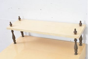 イタリアビンテージ　高級家具　アルド・トゥーラ(ALDO TURA)　仔山羊革張り　優雅な縦ラインを強調する三層構造と繊細な装飾脚が魅力的なサイドキャビネット(コンソールテーブル、サイドテーブル、飾り棚、ヴィンテージ)(R-084416)