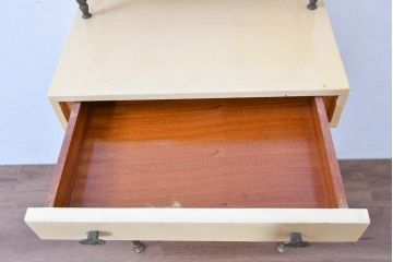 イタリアビンテージ　高級家具　アルド・トゥーラ(ALDO TURA)　仔山羊革張り　優雅な縦ラインを強調する三層構造と繊細な装飾脚が魅力的なサイドキャビネット(コンソールテーブル、サイドテーブル、飾り棚、ヴィンテージ)(R-084416)