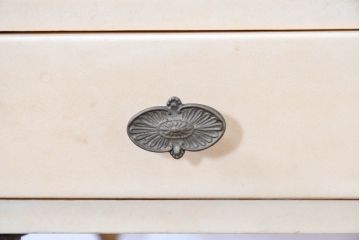 イタリアビンテージ　高級家具　アルド・トゥーラ(ALDO TURA)　仔山羊革張り　優雅な縦ラインを強調する三層構造と繊細な装飾脚が魅力的なサイドキャビネット(コンソールテーブル、サイドテーブル、飾り棚、ヴィンテージ)(R-084416)