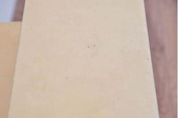 イタリアビンテージ　高級家具　アルド・トゥーラ(ALDO TURA)　仔山羊革張り　優雅な縦ラインを強調する三層構造と繊細な装飾脚が魅力的なサイドキャビネット(コンソールテーブル、サイドテーブル、飾り棚、ヴィンテージ)(R-084416)
