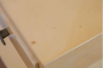 イタリアビンテージ　高級家具　アルド・トゥーラ(ALDO TURA)　仔山羊革張り　優雅な縦ラインを強調する三層構造と繊細な装飾脚が魅力的なサイドキャビネット(コンソールテーブル、サイドテーブル、飾り棚、ヴィンテージ)(R-084416)