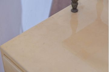イタリアビンテージ　高級家具　アルド・トゥーラ(ALDO TURA)　仔山羊革張り　優雅な縦ラインを強調する三層構造と繊細な装飾脚が魅力的なサイドキャビネット(コンソールテーブル、サイドテーブル、飾り棚、ヴィンテージ)(R-084416)