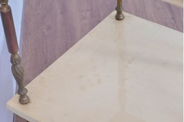 イタリアビンテージ　高級家具　アルド・トゥーラ(ALDO TURA)　仔山羊革張り　優雅な縦ラインを強調する三層構造と繊細な装飾脚が魅力的なサイドキャビネット(コンソールテーブル、サイドテーブル、飾り棚、ヴィンテージ)(R-084416)