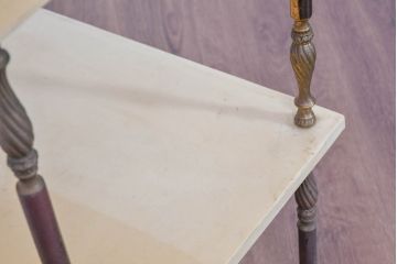 イタリアビンテージ　高級家具　アルド・トゥーラ(ALDO TURA)　仔山羊革張り　優雅な縦ラインを強調する三層構造と繊細な装飾脚が魅力的なサイドキャビネット(コンソールテーブル、サイドテーブル、飾り棚、ヴィンテージ)(R-084416)