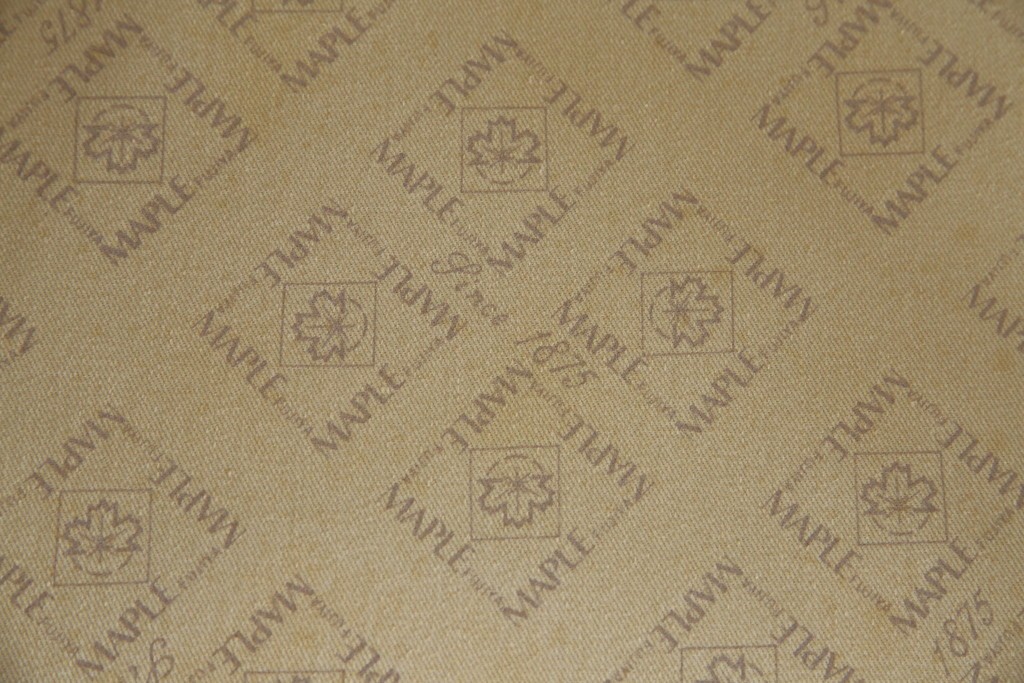 中古　美品　神戸洋家具　メープル不二屋　上品な佇まいが魅力的なダイニングチェア2脚セット　(R-084420)