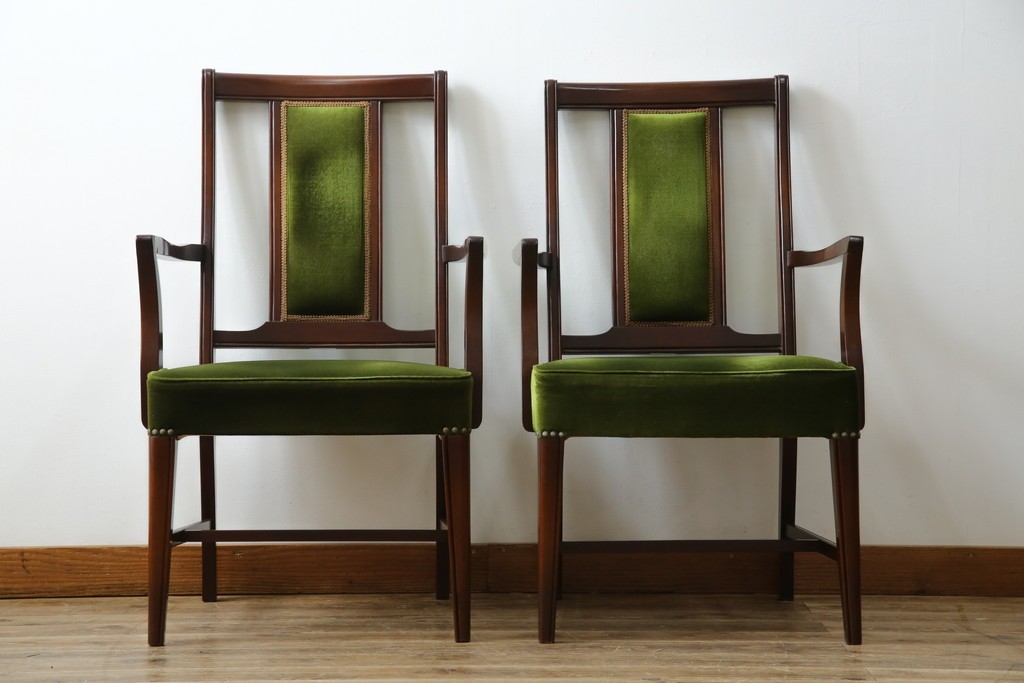 中古　神戸洋家具　メープル不二屋　上品な佇まいが魅力的なアームチェア2脚セット　(R-084421)