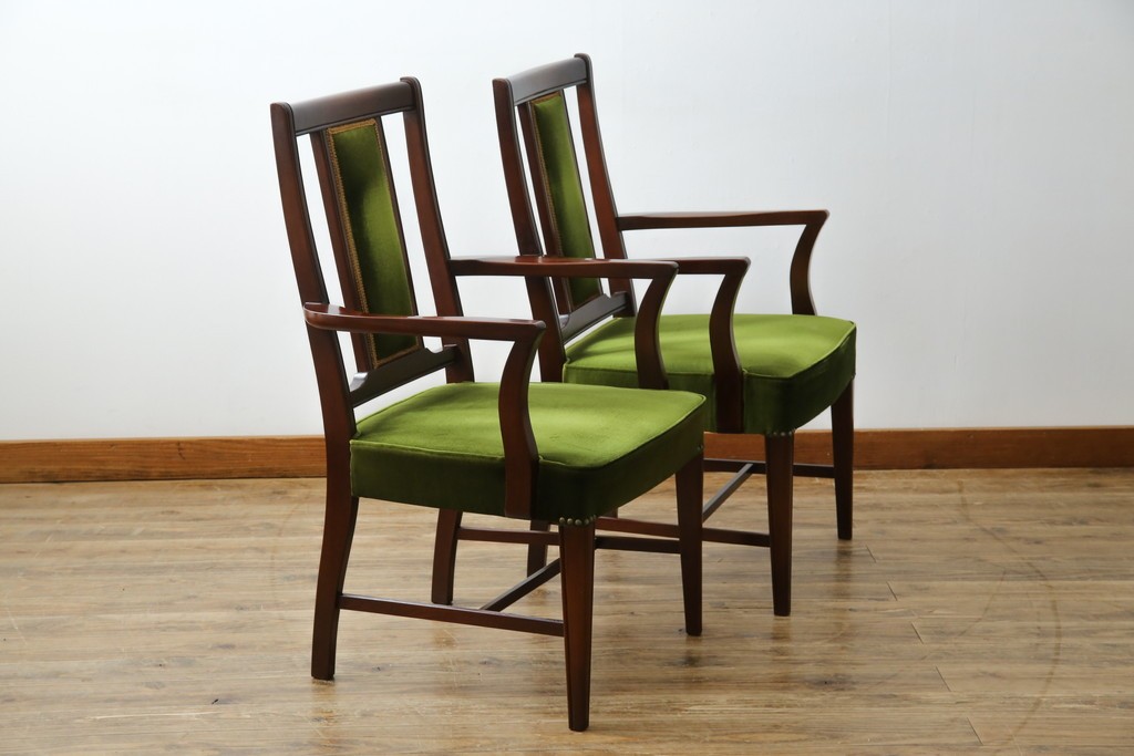 中古　神戸洋家具　メープル不二屋　上品な佇まいが魅力的なアームチェア2脚セット　(R-084421)