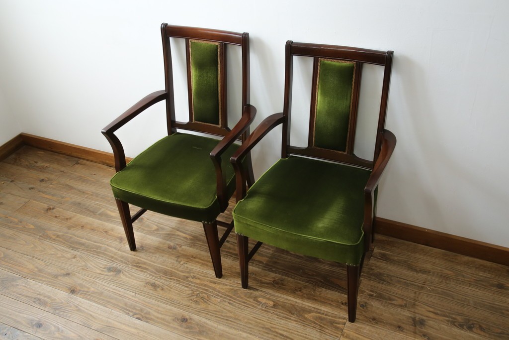 中古　神戸洋家具　メープル不二屋　上品な佇まいが魅力的なアームチェア2脚セット　(R-084421)