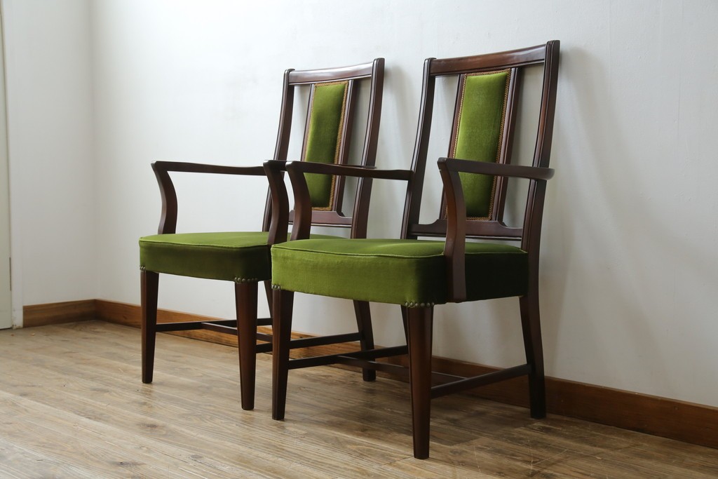 中古　神戸洋家具　メープル不二屋　上品な佇まいが魅力的なアームチェア2脚セット　(R-084421)