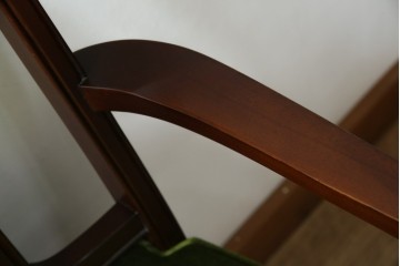 中古　神戸洋家具　メープル不二屋　上品な佇まいが魅力的なアームチェア2脚セット　(R-084421)