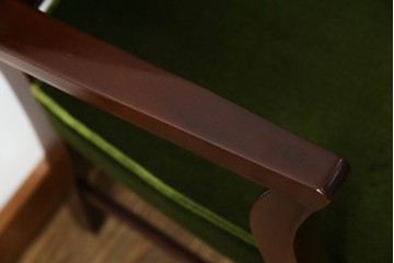 中古　神戸洋家具　メープル不二屋　上品な佇まいが魅力的なアームチェア2脚セット　(R-084421)