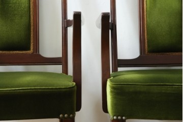 中古　神戸洋家具　メープル不二屋　上品な佇まいが魅力的なアームチェア2脚セット　(R-084421)