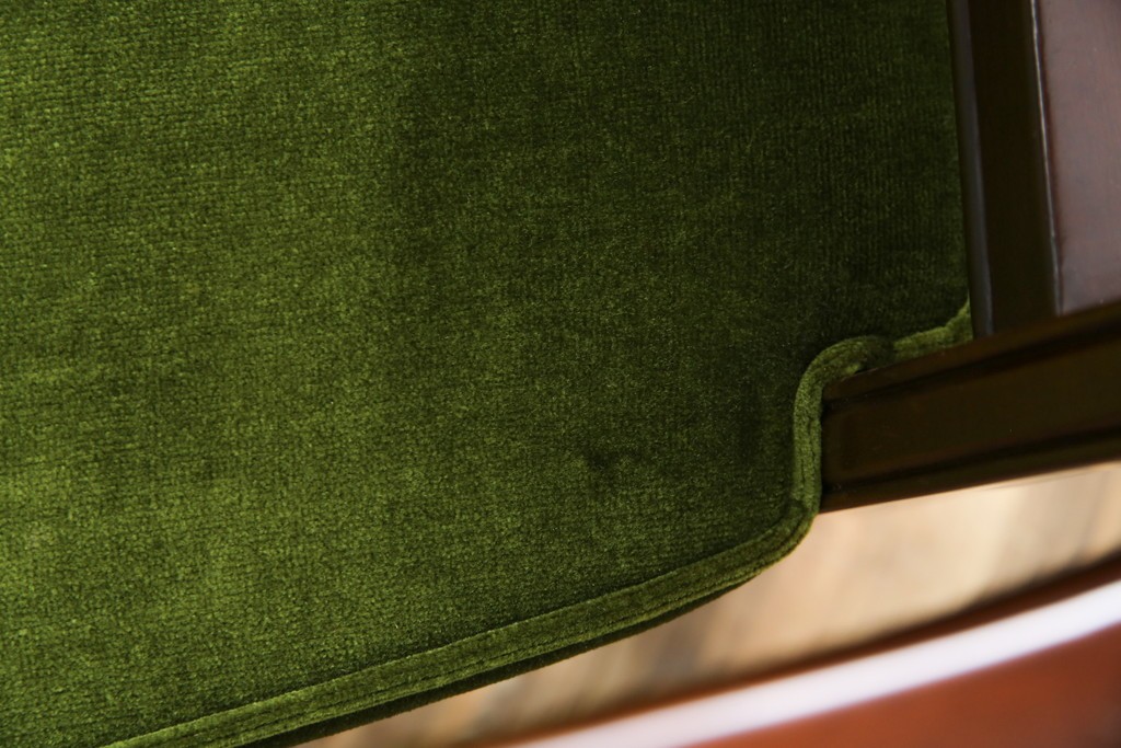 中古　神戸洋家具　メープル不二屋　上品な佇まいが魅力的なアームチェア2脚セット　(R-084421)