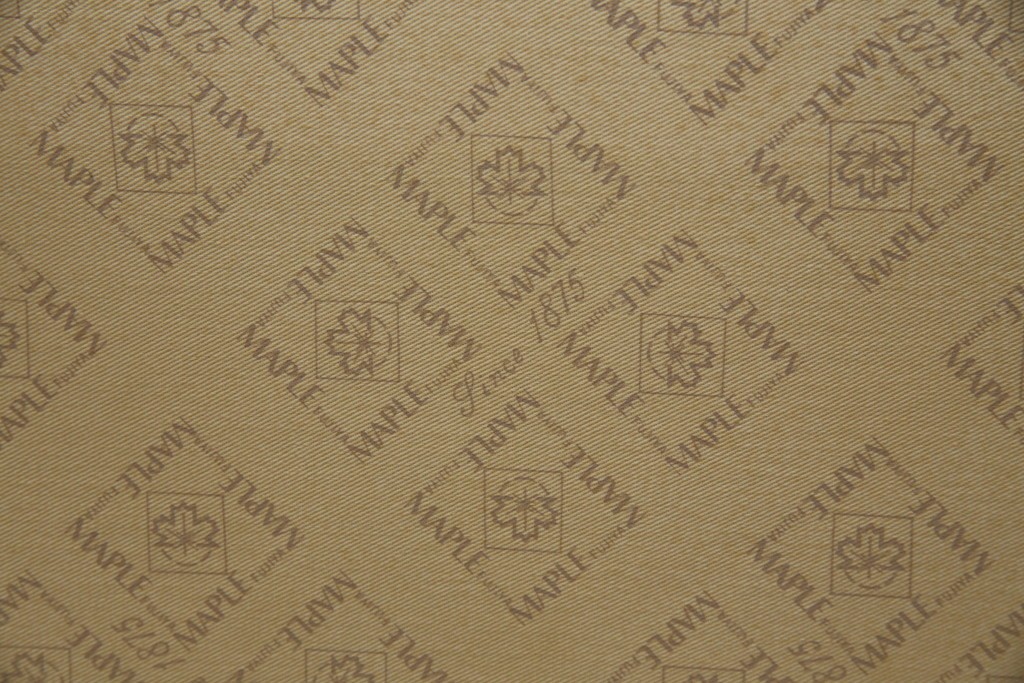 中古　神戸洋家具　メープル不二屋　上品な佇まいが魅力的なアームチェア2脚セット　(R-084421)