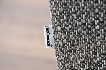 中古　美品　展示品　BoConcept(ボーコンセプト)　ヘッドレストの高さ調節可能　モダンで落ち着いた雰囲気の3人掛けソファ(2人掛け、3P、2P、L字型ソファ、カウチソファ、コーナーソファ、北欧)(定価約70万円)(R-084422)