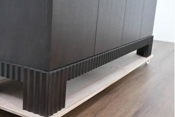 中古　美品　展示品　AIDEC(アイデック)　スタイリッシュなモダンデザインがお洒落なサイドボード(収納棚、戸棚、リビングボード、キャビネット)(定価約33万円)(R-084424)