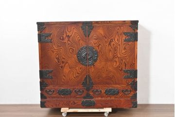 中古　美品　岩谷堂箪笥　くっきりとした杢目と立派な金具が全体を引き締め高級感を放つ観音扉付き着物箪笥(引き出し、和タンス、洋服箪笥、収納箪笥、観音箪笥、衣装たんす)(R-084425)