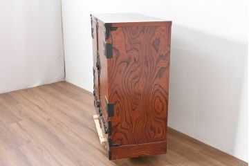 中古　美品　岩谷堂箪笥　くっきりとした杢目と立派な金具が全体を引き締め高級感を放つ観音扉付き着物箪笥(引き出し、和タンス、洋服箪笥、収納箪笥、観音箪笥、衣装たんす)(R-084425)