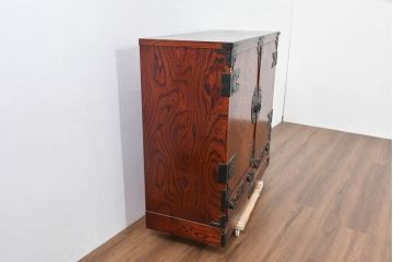 中古　美品　岩谷堂箪笥　くっきりとした杢目と立派な金具が全体を引き締め高級感を放つ観音扉付き着物箪笥(引き出し、和タンス、洋服箪笥、収納箪笥、観音箪笥、衣装たんす)(R-084425)