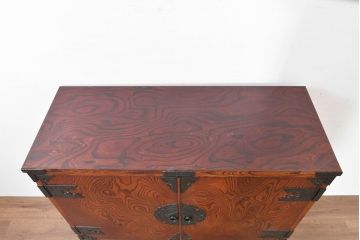 中古　美品　岩谷堂箪笥　くっきりとした杢目と立派な金具が全体を引き締め高級感を放つ観音扉付き着物箪笥(引き出し、和タンス、洋服箪笥、収納箪笥、観音箪笥、衣装たんす)(R-084425)