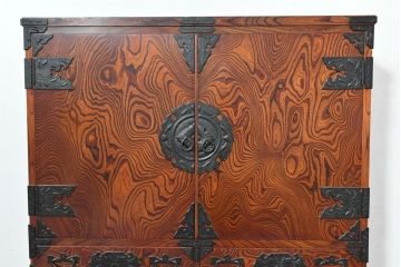 中古　美品　岩谷堂箪笥　くっきりとした杢目と立派な金具が全体を引き締め高級感を放つ観音扉付き着物箪笥(引き出し、和タンス、洋服箪笥、収納箪笥、観音箪笥、衣装たんす)(R-084425)
