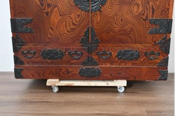 中古　美品　岩谷堂箪笥　くっきりとした杢目と立派な金具が全体を引き締め高級感を放つ観音扉付き着物箪笥(引き出し、和タンス、洋服箪笥、収納箪笥、観音箪笥、衣装たんす)(R-084425)