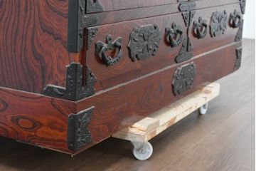 中古　美品　岩谷堂箪笥　くっきりとした杢目と立派な金具が全体を引き締め高級感を放つ観音扉付き着物箪笥(引き出し、和タンス、洋服箪笥、収納箪笥、観音箪笥、衣装たんす)(R-084425)