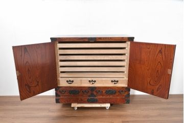 中古　美品　岩谷堂箪笥　くっきりとした杢目と立派な金具が全体を引き締め高級感を放つ観音扉付き着物箪笥(引き出し、和タンス、洋服箪笥、収納箪笥、観音箪笥、衣装たんす)(R-084425)