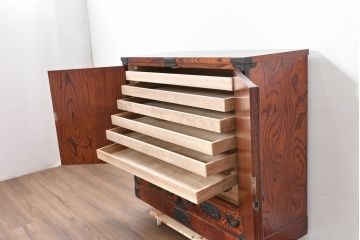 中古　美品　岩谷堂箪笥　くっきりとした杢目と立派な金具が全体を引き締め高級感を放つ観音扉付き着物箪笥(引き出し、和タンス、洋服箪笥、収納箪笥、観音箪笥、衣装たんす)(R-084425)
