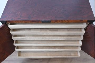 中古　美品　岩谷堂箪笥　くっきりとした杢目と立派な金具が全体を引き締め高級感を放つ観音扉付き着物箪笥(引き出し、和タンス、洋服箪笥、収納箪笥、観音箪笥、衣装たんす)(R-084425)