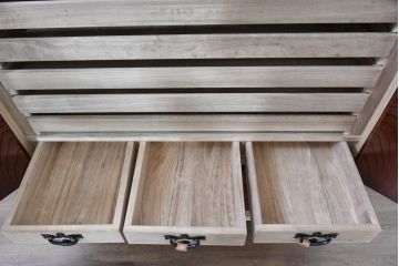 中古　美品　岩谷堂箪笥　くっきりとした杢目と立派な金具が全体を引き締め高級感を放つ観音扉付き着物箪笥(引き出し、和タンス、洋服箪笥、収納箪笥、観音箪笥、衣装たんす)(R-084425)