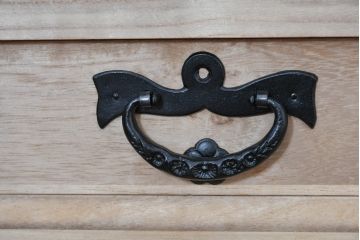 中古　美品　岩谷堂箪笥　くっきりとした杢目と立派な金具が全体を引き締め高級感を放つ観音扉付き着物箪笥(引き出し、和タンス、洋服箪笥、収納箪笥、観音箪笥、衣装たんす)(R-084425)