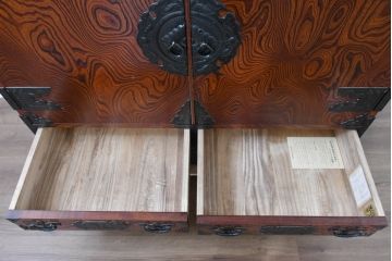 中古　美品　岩谷堂箪笥　くっきりとした杢目と立派な金具が全体を引き締め高級感を放つ観音扉付き着物箪笥(引き出し、和タンス、洋服箪笥、収納箪笥、観音箪笥、衣装たんす)(R-084425)