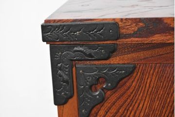 中古　美品　岩谷堂箪笥　くっきりとした杢目と立派な金具が全体を引き締め高級感を放つ観音扉付き着物箪笥(引き出し、和タンス、洋服箪笥、収納箪笥、観音箪笥、衣装たんす)(R-084425)