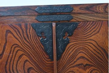 中古　美品　岩谷堂箪笥　くっきりとした杢目と立派な金具が全体を引き締め高級感を放つ観音扉付き着物箪笥(引き出し、和タンス、洋服箪笥、収納箪笥、観音箪笥、衣装たんす)(R-084425)